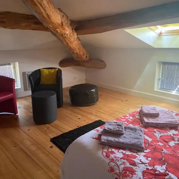 chambre deux personnes, lit pour Bébé，位于Verlhac-Tescou的酒店