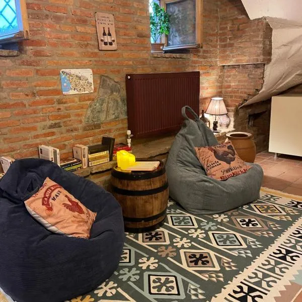 Wine Cellar Hostel，位于第比利斯的酒店