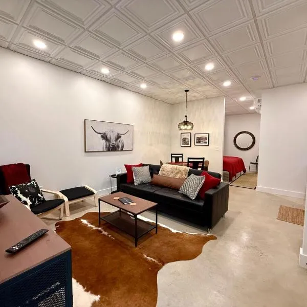 Restful Remedy in Downtown & Historic Pilot Mountain Apartment，位于Pilot Mountain的酒店