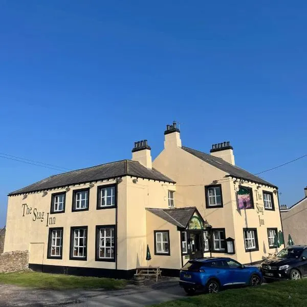 Cosy Loft Apartment with Sea Views Above Village Pub The Stag Inn Crosby Maryport，位于克罗斯比的酒店