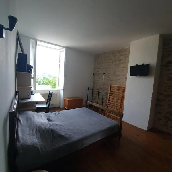 Chambre spacieuse vue sur le Lot - proche Cahors，位于Bellefont-La Rauze的酒店