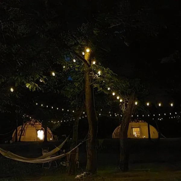 Glamping Riverside Skadar lake，位于Železnička Stanica Zeta的酒店