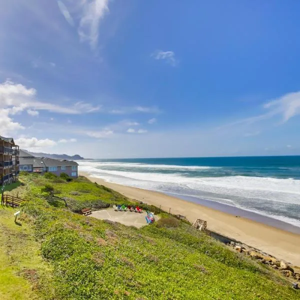 Comfortable Lincoln City Condo w/ Patio & Views!，位于林肯市的酒店