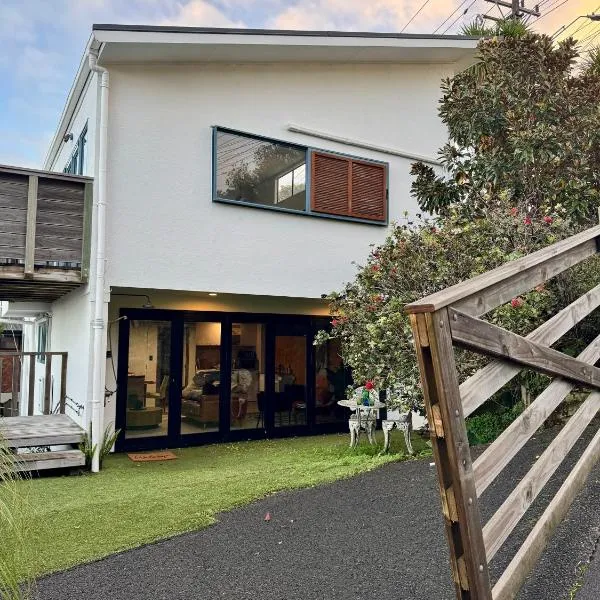 Sandy Toes & Netflix Nights, Relaxing Auckland Retreat，位于奥克兰的酒店