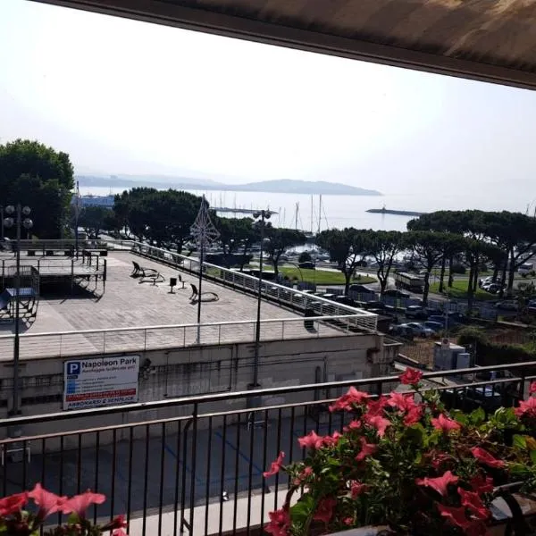 FORMIAE Hsg - PANORAMICA CENTRALE Casa Vacanze 100mq BOX Auto riservato，位于福尔米亚的酒店