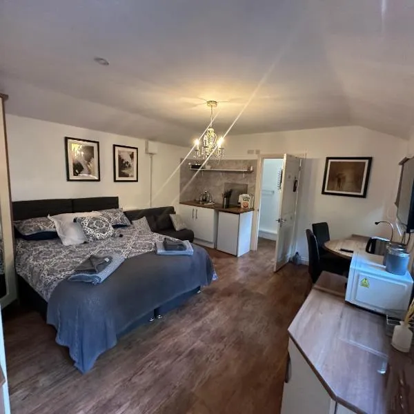 Station Approach Solihull Cabin Stays，位于索利赫尔的酒店