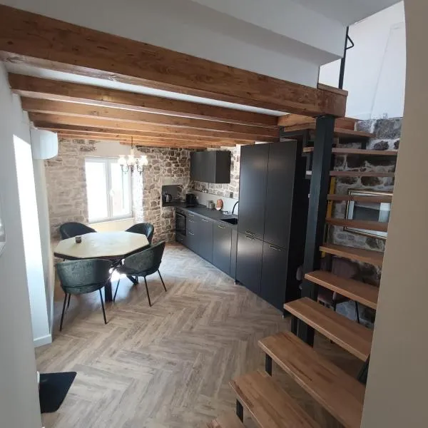 Apartman old house in Kastel Kambelovac，位于卡什泰拉的酒店