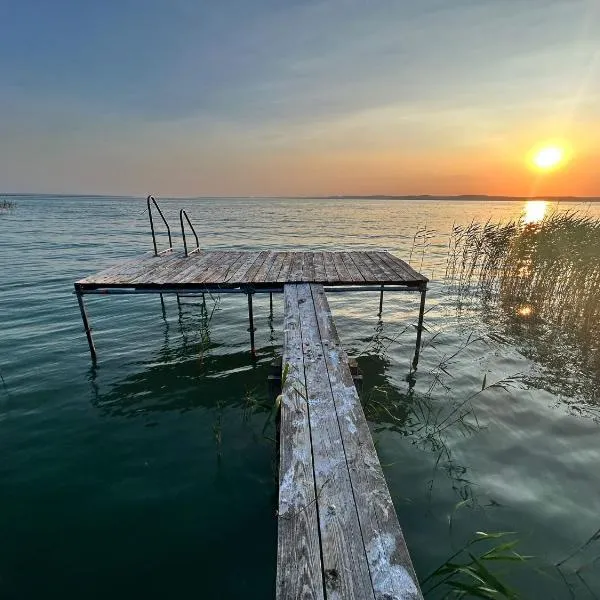 Retro Lakefront House With A Dock，位于鲍洛通维拉戈什的酒店