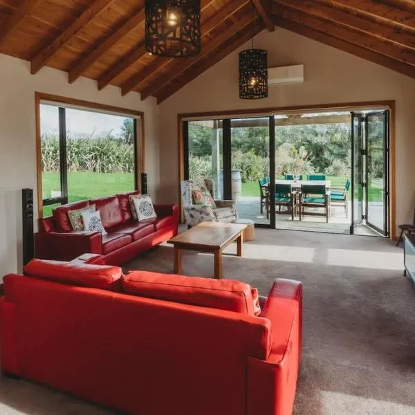 Serenity Lodge Getaway - with river views，位于Egmont Village的酒店