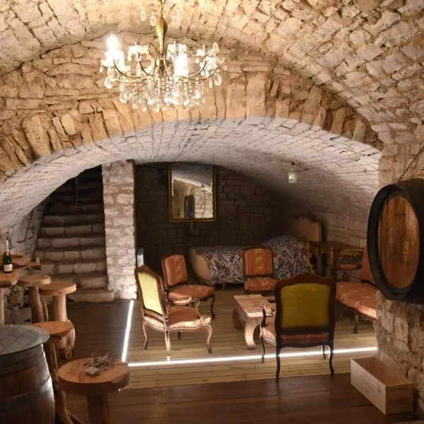 La Cave Secrète，位于默兹河畔凡尔登的酒店