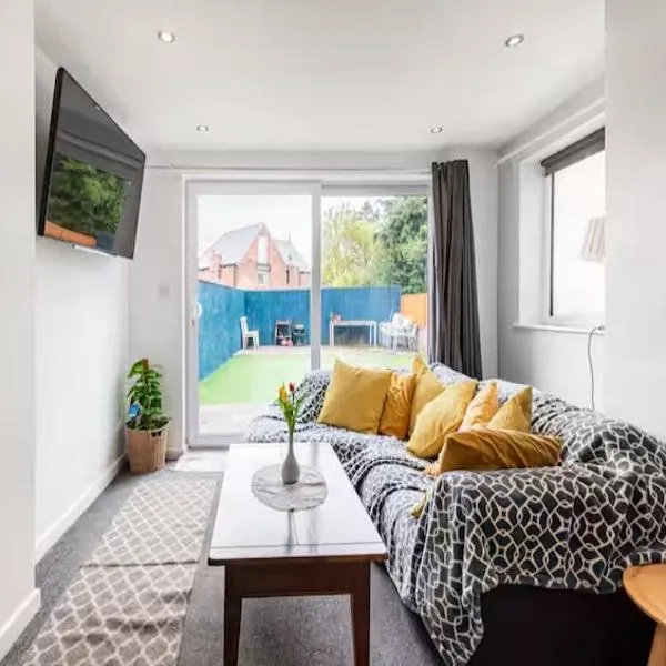 Spacious 2 Bedrooms, Free Parking, Free Wifi - Serene Homes Sheffield，位于Hillsborough的酒店