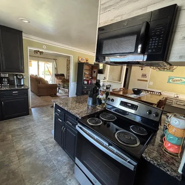 Peaceful & Cozy 3 bedroom Ranch-Home w/Fireplace，位于赫米特的酒店