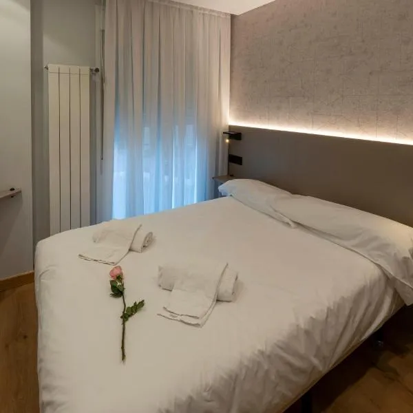 EightRooms La Rioja Pension，位于洛格罗尼奥的酒店