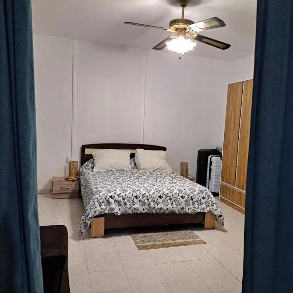 R GARDEN VILLA 1 Appartement ensuite, cuisine et terrasse，位于Baie du Tombeau的酒店