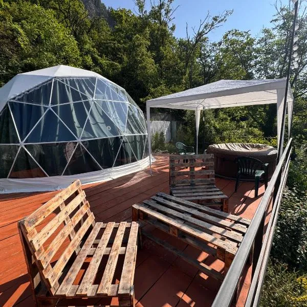 Aura glamping borjomi，位于博尔若米的酒店