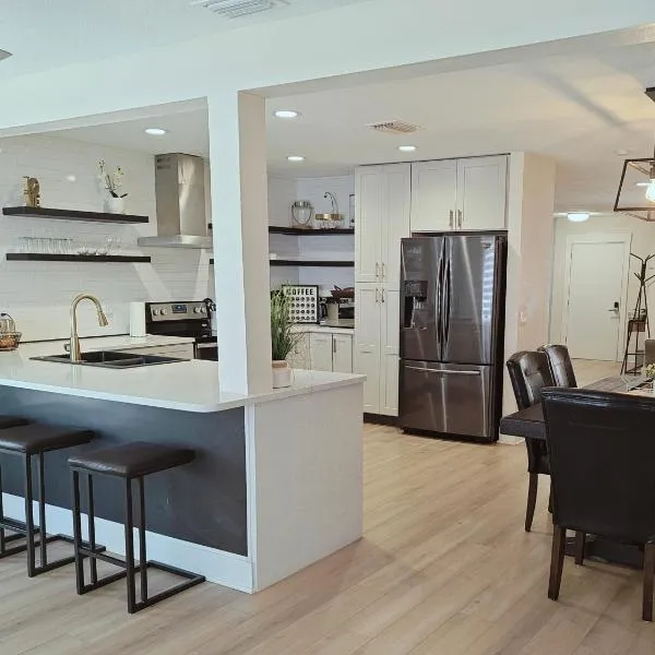 Flamingo by the Sea Cozy Spacious Modern 5 min to Beach Video Tour Sleep up to 10，位于威尼斯的酒店
