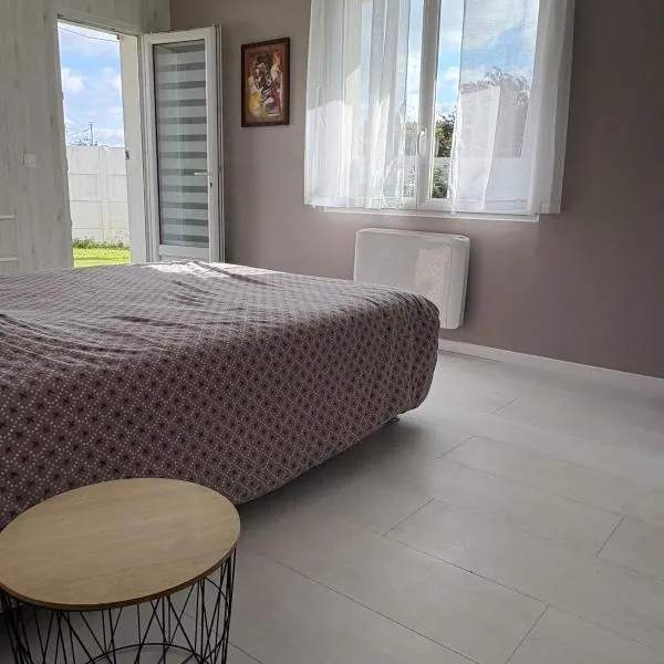 Chambre avec douche-WC, terrasse privative et piscine partagée，位于圣万森德提罗斯的酒店