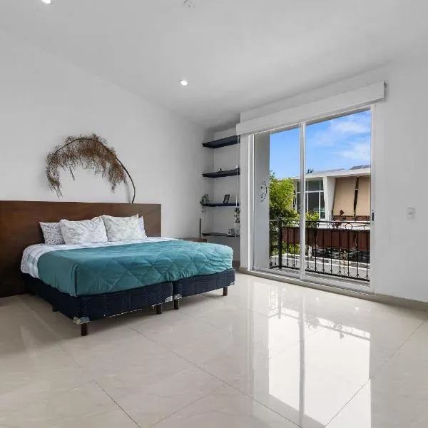 Casa Encanto - 3Bdr, 2.5bath w/Jacuzzi and Parking，位于巴亚尔塔港的酒店