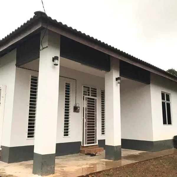 Kak Nie Homestay Bajet Selesa Pasir Mas，位于Pasir Mas的酒店