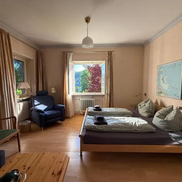 Lautertal Panorama-Suite - Kingsize-Bett & Badewanne & Dusche - Raucherbereich vor überdachten Terrasse - Rosengarten - Parkplätze 15m entfernt- Naturschutzgebiet vor Haustüre - sehr ruhige Gegend - Self-Checkin - 45qm2，位于布劳施泰因的酒店