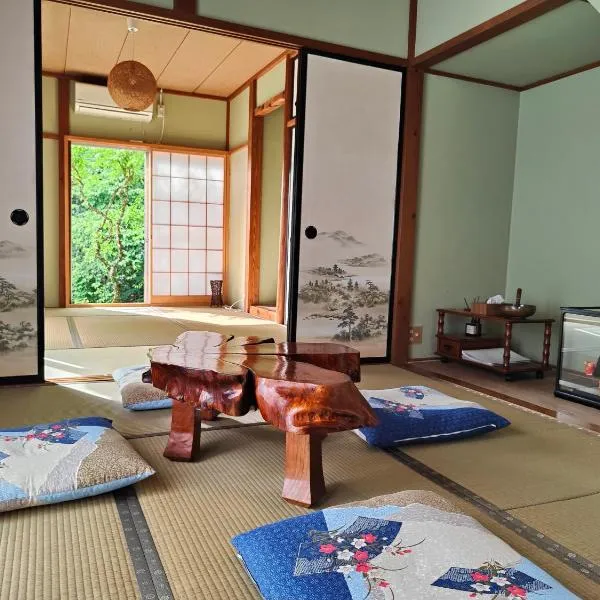 8 minutes by walk to Nikko Station Mitsuba House，位于日光的酒店