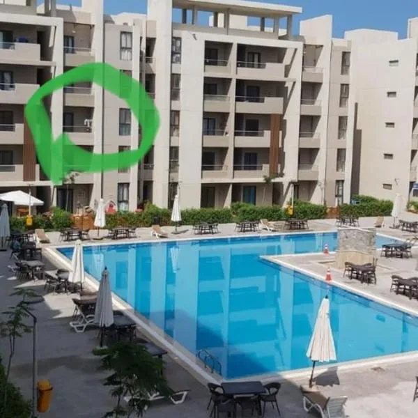 شاليه للايجار 3 غرف مكيفات بقرية جراند هيلز الساحل الشمالى بإطلاله مباشره على البول，位于Qaryat Shurūq的酒店