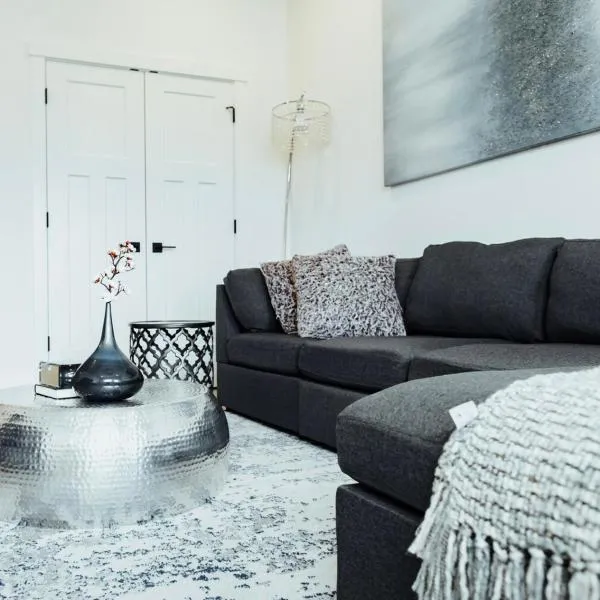 Sapphire Lux Queen Suite，位于坎卢普斯的酒店