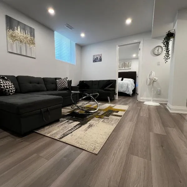 Cozy 2 Bedrooms Modern Basement Suite with Private entrance, Kitchen and parking，位于米西索加的酒店