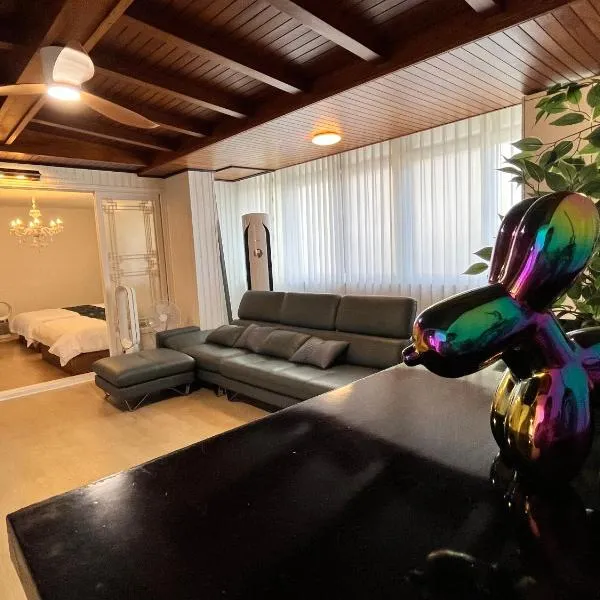 Mangwon Market 1min, Mangwon Station 3min, Korean-style accommodation, 4room, 12ppl，位于首尔的酒店