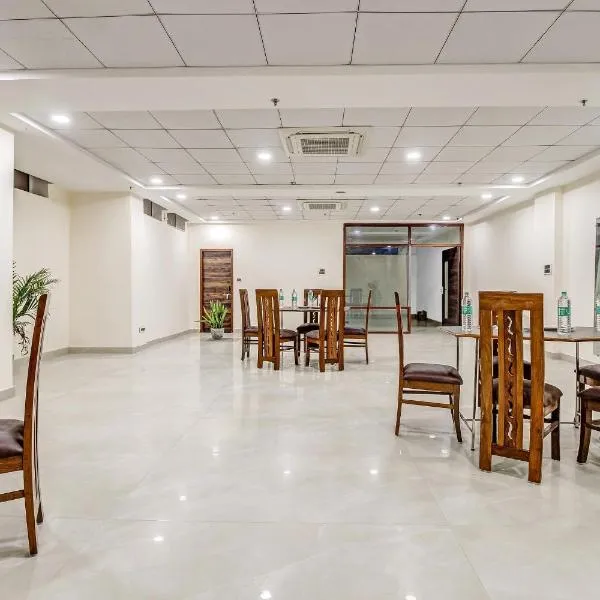 Super Townhouse Ekana Inn，位于Vibhuti Khand的酒店