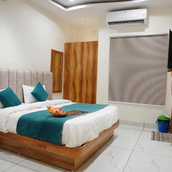 Hotel Venzaa Vijay Nagar，位于印多尔的酒店