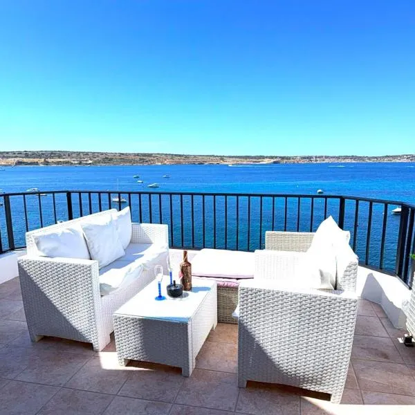 Seafront apartment Terrace, lounger & Panoramic ocean views，位于梅利哈的酒店