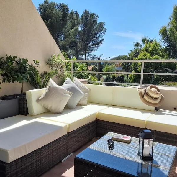 Grand studio avec terrasse près de la mer，位于圣拉斐尔的酒店