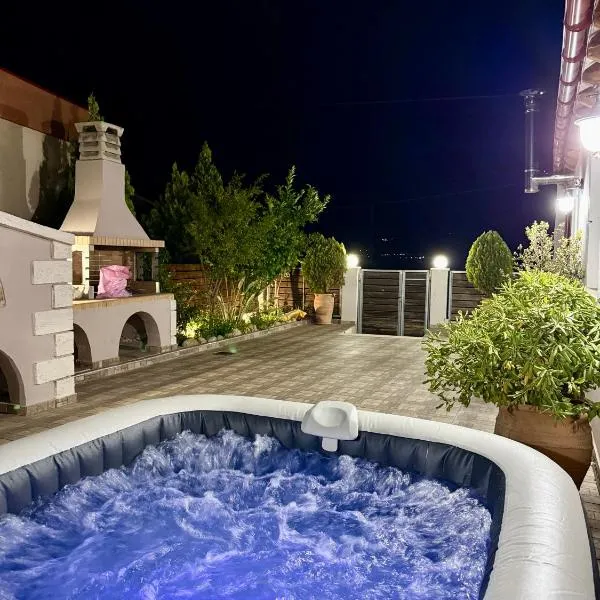 Villa Asterousia with Private Night Spa, BBQ & Lounge，位于Stérnai的酒店