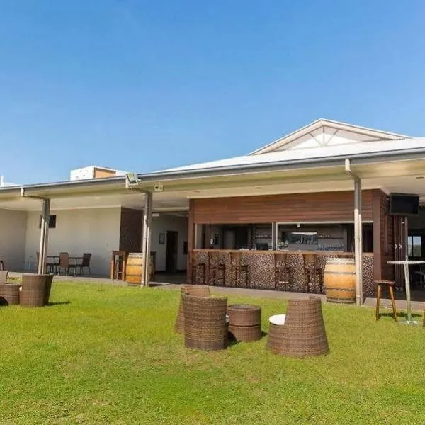 Merinda Village Hotel - Country Pub Stay - Just off Bruce Highway，位于鲍恩的酒店