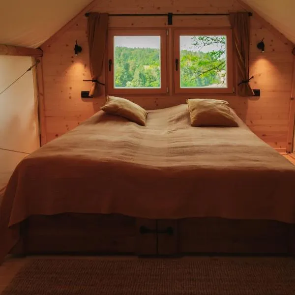 Lakeside Glamping Tents Mažijev Grič，位于Gradišče pri Lukovici的酒店