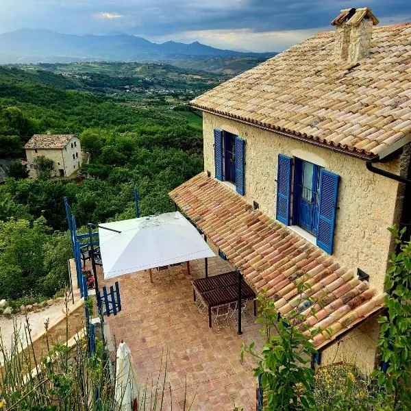 La casa dalle finestre blu，位于Abbateggio的酒店