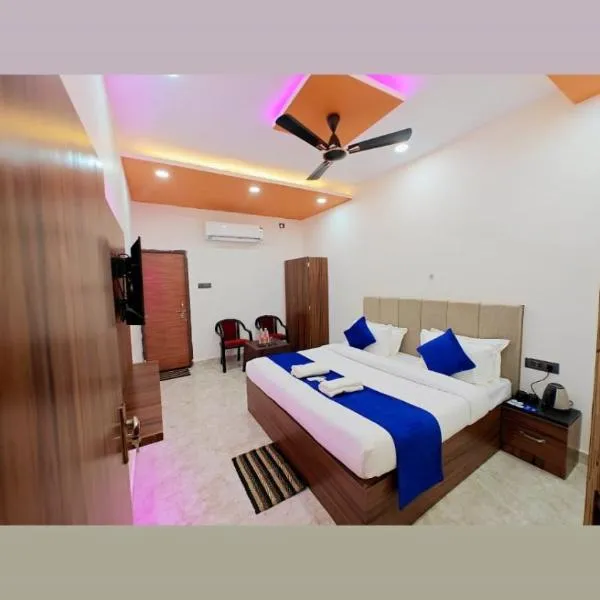 Hotel The R L Palace - "A Luxurious Hotel" 900 Meters From Ram Mandir Ayodhya，位于Ayodhya的酒店