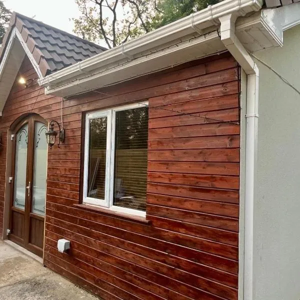 1-Bed Cosy Cottage near Emerald Park - Sleeps 5，位于Dunshaughlin的酒店