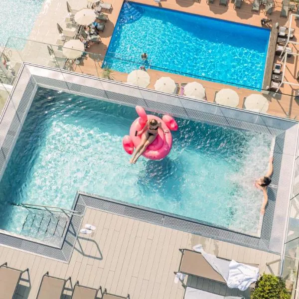 Victoria Frontemare Beach & Spa Hotel Jesolo，位于利多迪耶索罗的酒店