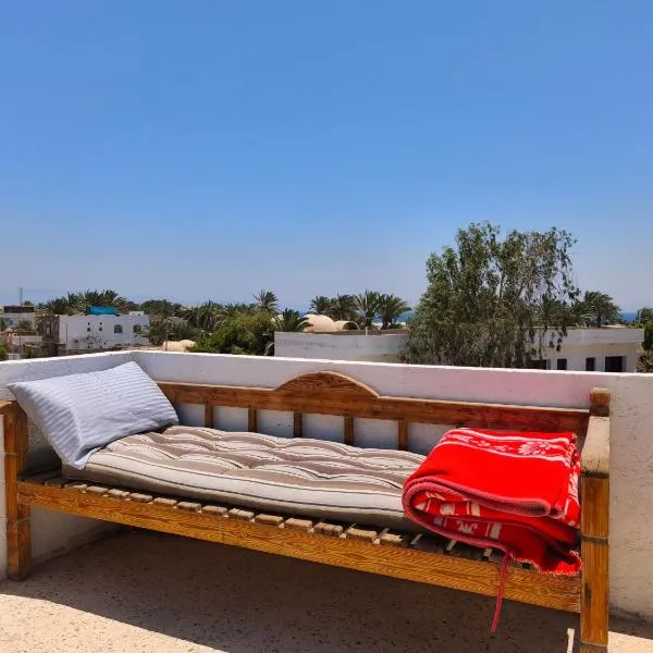 Kanaba House - Couch on rooftop，位于达哈布的酒店