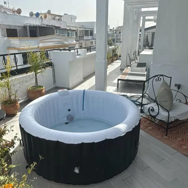 The Penthouse Hostel，位于丹吉尔的酒店