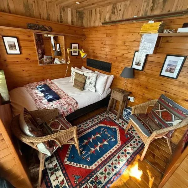 The Tiny Ottoman Farmhouse in Rural Somerset，位于Kilmersdon的酒店