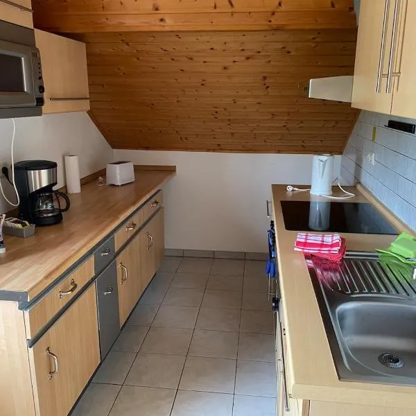 Dachgeschosswohnung im zweiten Obergeschoss，位于布鲁克的酒店