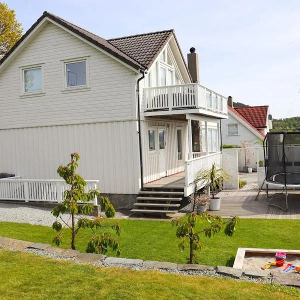 New apartment close to Preikestolen，位于Strand的酒店