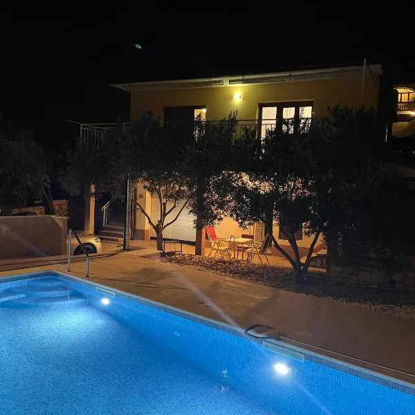 Palada House with a Private Pool，位于玛里纳的酒店