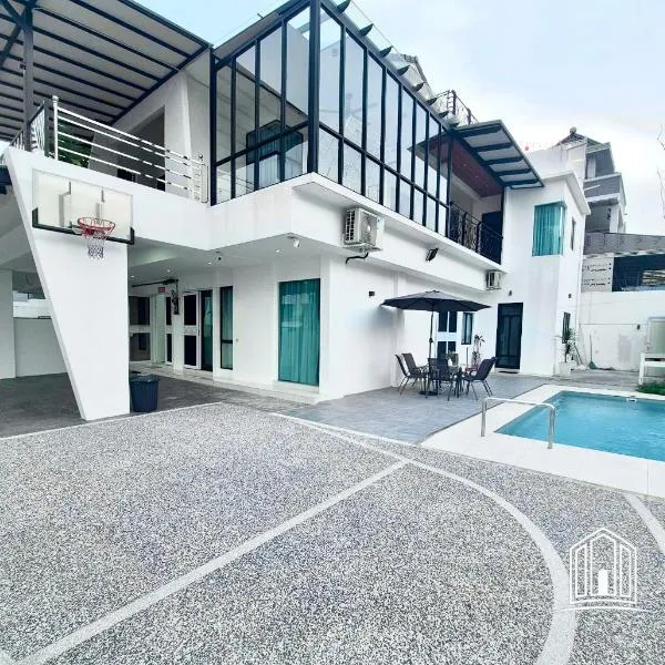 Ipoh Lahat Mines Private Pool Lake Villa by IWH Suites，位于Lahat的酒店