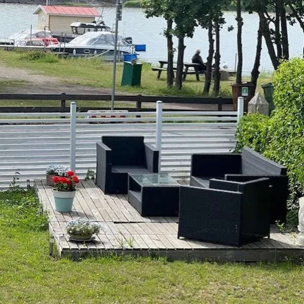 Röda Stugan, granne med badplats och havet，位于卡尔斯克鲁纳的酒店