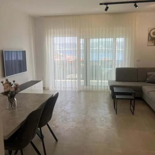 Apartmani Kristina，位于科马尔纳的酒店