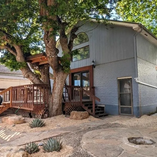 Mountain Jungalow Chalet, 3 min walk to Royal Gorge Train，位于卡农城的酒店